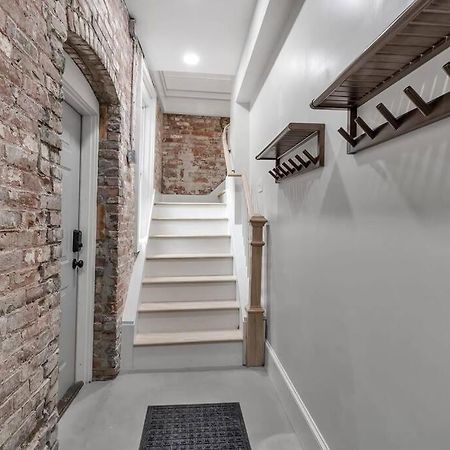 バッファローCarriage House Loft - King Bed And Garage Parkingアパートメント エクステリア 写真