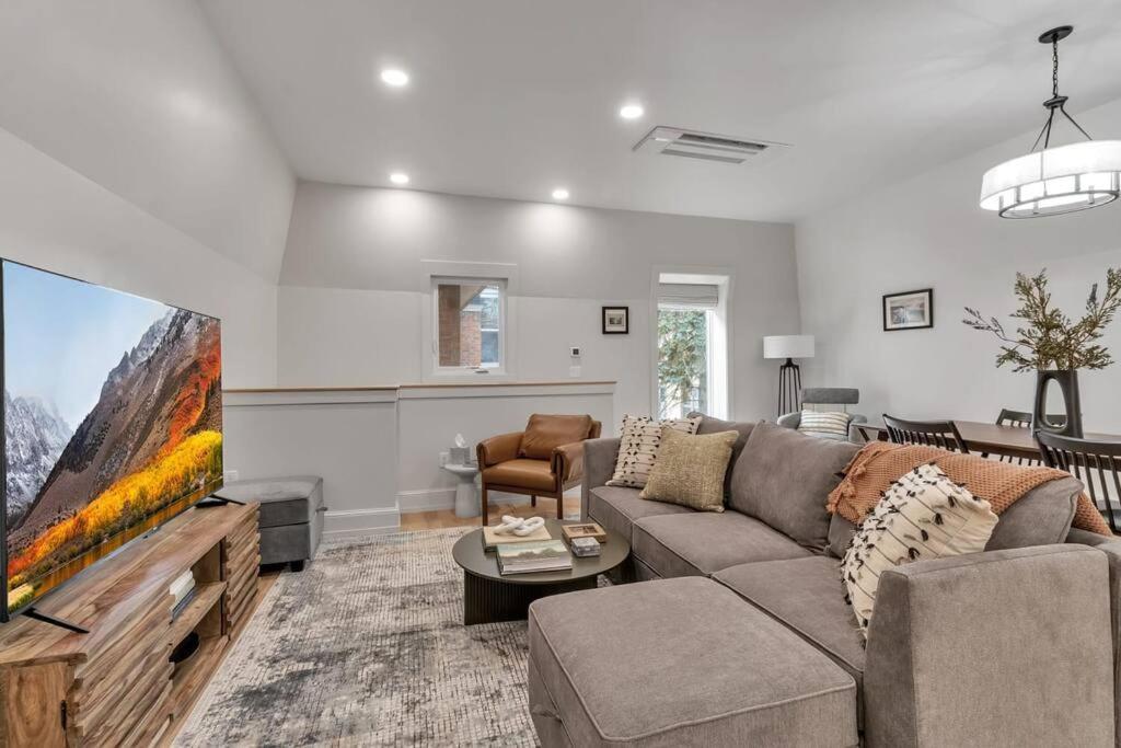 バッファローCarriage House Loft - King Bed And Garage Parkingアパートメント エクステリア 写真