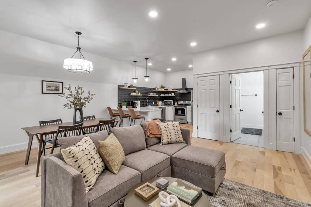 バッファローCarriage House Loft - King Bed And Garage Parkingアパートメント エクステリア 写真