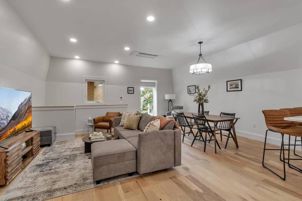 バッファローCarriage House Loft - King Bed And Garage Parkingアパートメント エクステリア 写真