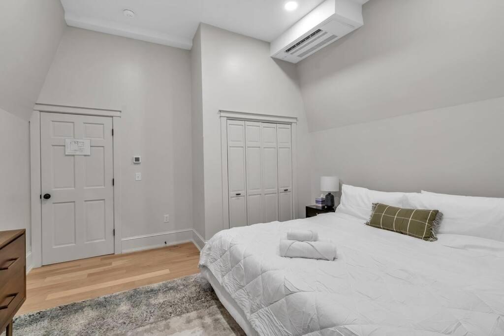 バッファローCarriage House Loft - King Bed And Garage Parkingアパートメント エクステリア 写真
