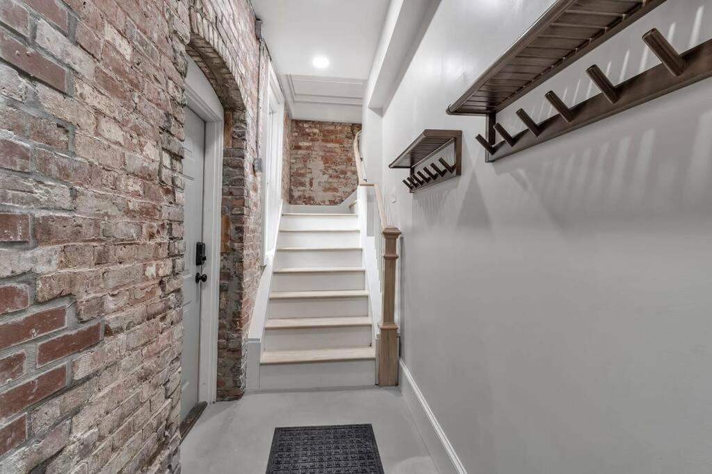 バッファローCarriage House Loft - King Bed And Garage Parkingアパートメント エクステリア 写真
